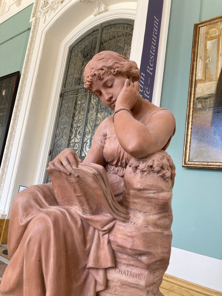 Beeld van lezende vrouw