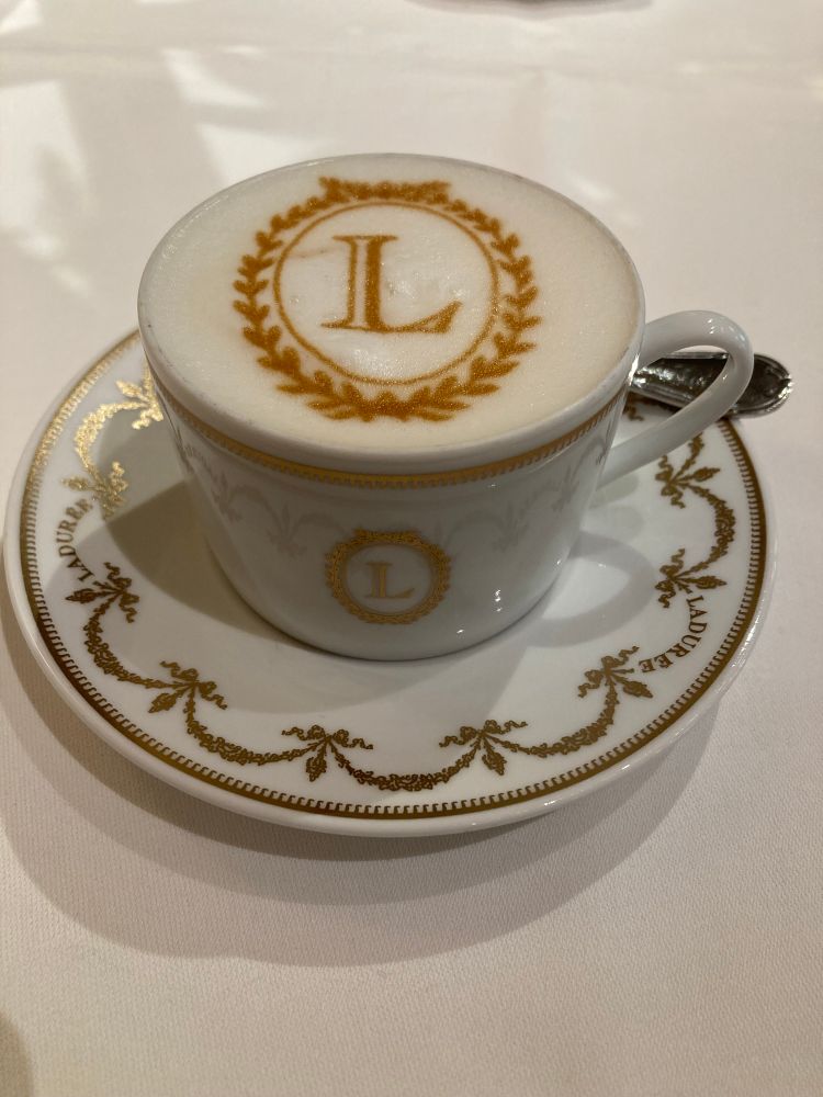 Cappuccino met logo van Laduree