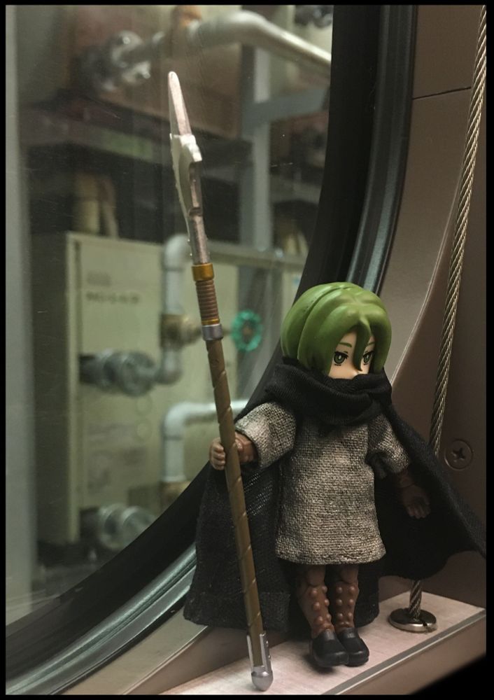 おでかけ先に佇むガシャポンクエストポタルギルドのおにいさん。口元を隠すと印象が変わるなとおもいました