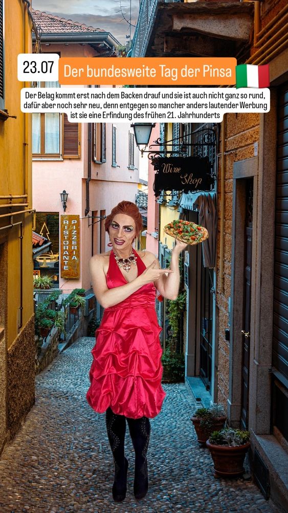 Ich stehe in einer engen Gasse mit Pizzeria Ristorante im Hintergrund und halte eine Pinsa hoch.