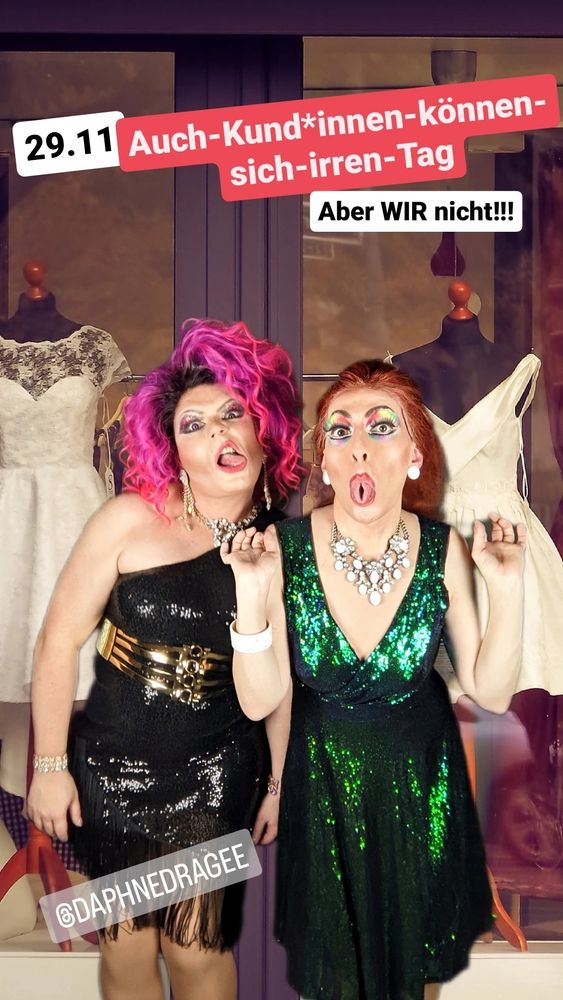 Daphne und ich ziehen Grimassen vor einem Schaufenster.