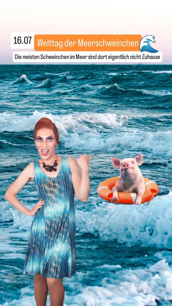 Ich stehe in einem blauen Kleid im Vordergrund und zeige auf ein rosa Schweinchen, das in einem Rettungsring im Meer treibt.