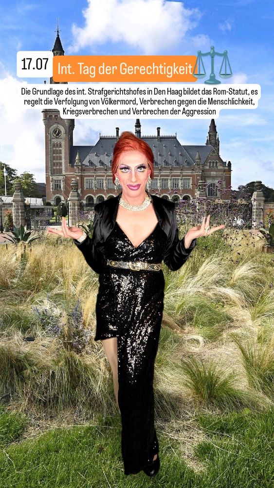 Ich stehe in schwarzen Kleid auf der Wiese vor dem internationalen Strafgerichtshof von Den Haag.