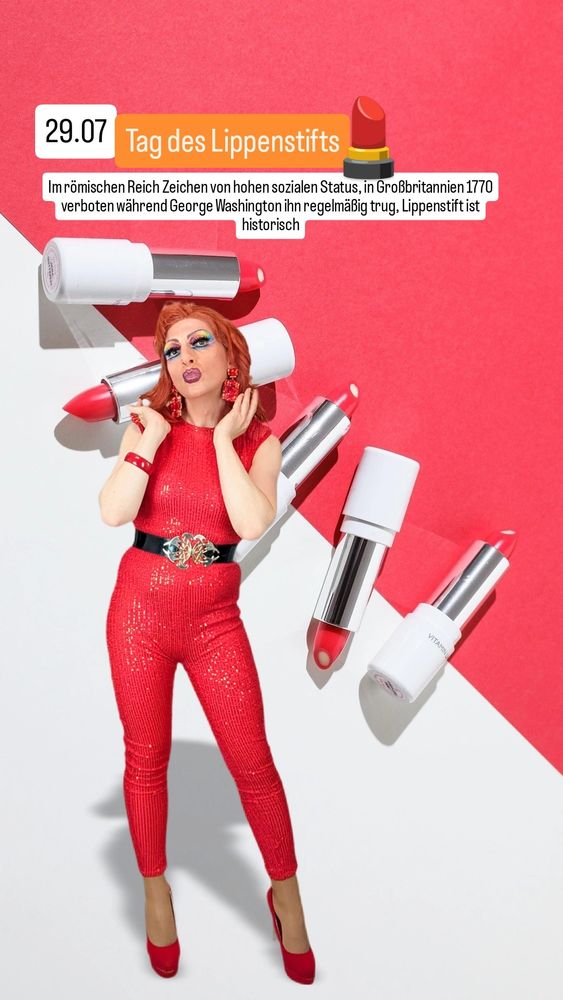 Ich spitze die Lippen vor einem diagonal rot-weiß getrennten Hintergrund mit fünf Lippenstiften.