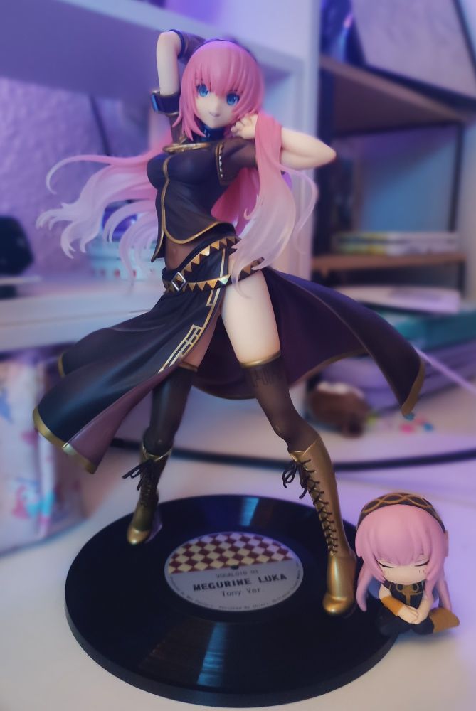 Photo of the 2012 Megurine Luka Tony ver. 1/7 scale figure.