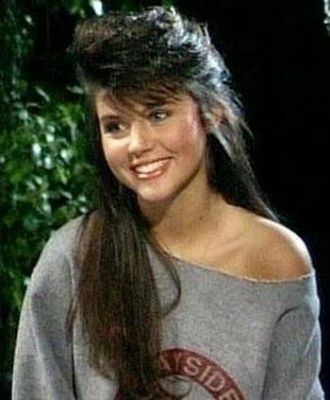 Kelly Kapowski, sweatshirt hanging off one shoulder
