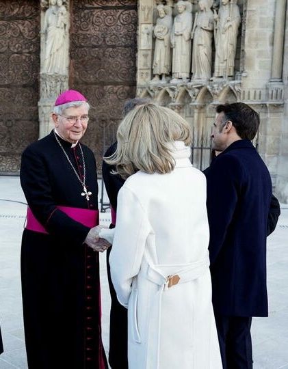 L'archevêque de Notre Dame serrant la main de Brigitte Macron 