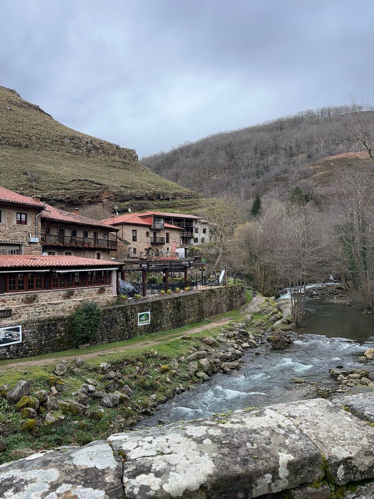 Foto al río desde el puente de Barcena Mayor.