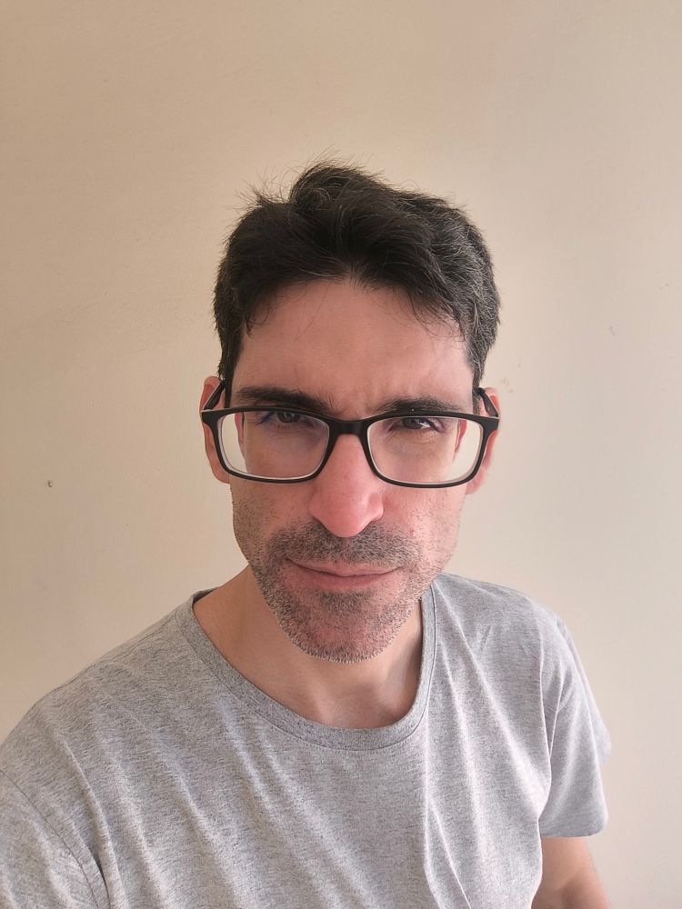 Self minha, ao fundo, uma parede bege