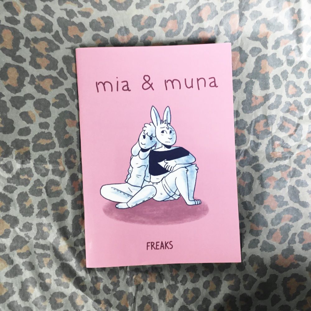 photo du fanzine Mia & Muna. La couverture représente deux lapines anthropomorphes, l'une repose sa tête sur l'épaule de l'autre.