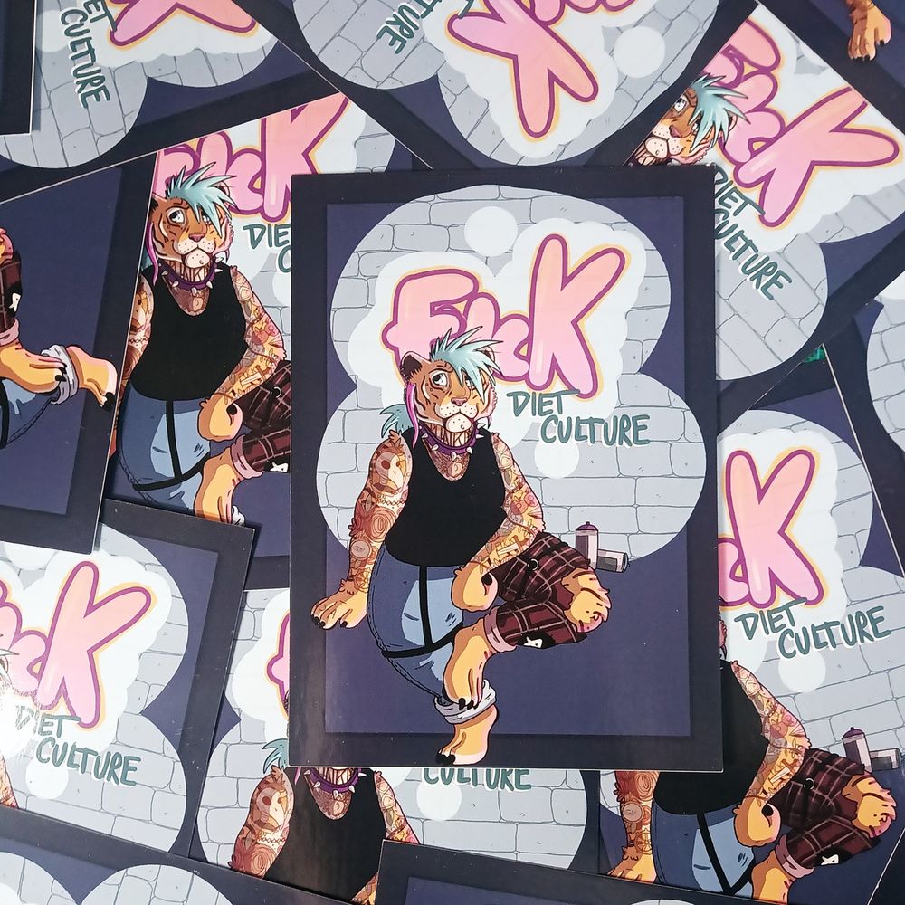 tas de petites cartes postales représentant une tigresse anthro punk devant un tag qui dit "fuck diet culture"