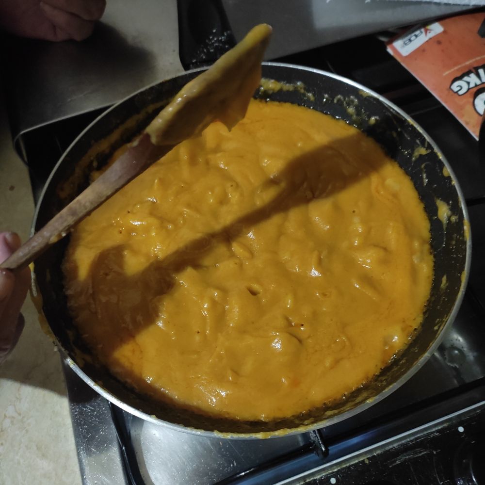 Gachas manchegas con patatas pochadas: cociendo la harina de almortas.