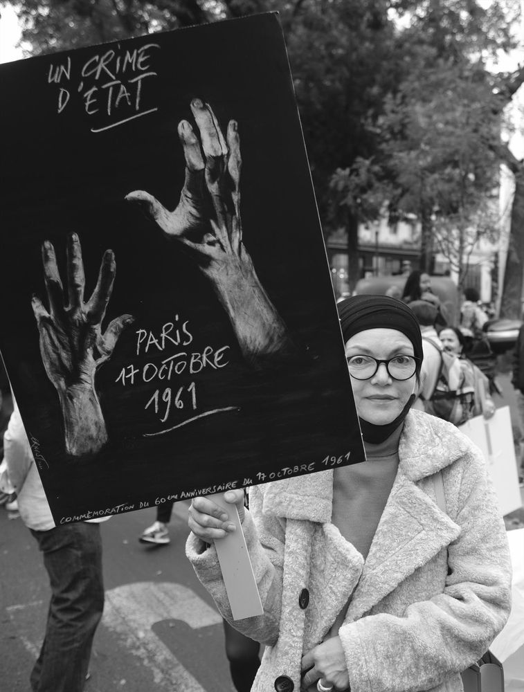 Image de Serge d'Ignazio, pancarte "un crime d'état, Paris 17 octobre 2025"