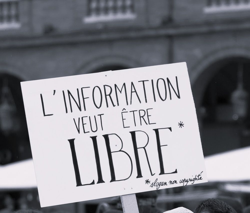 Pancarte "l'information veut être libre" 
