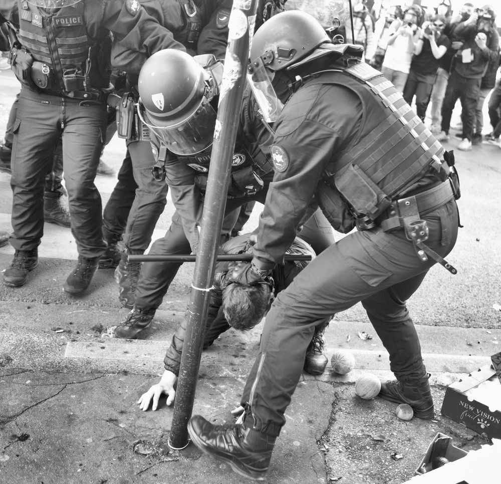 Photo de Serge d'Ignazio de deux policiers interpellant violemment un manifestant