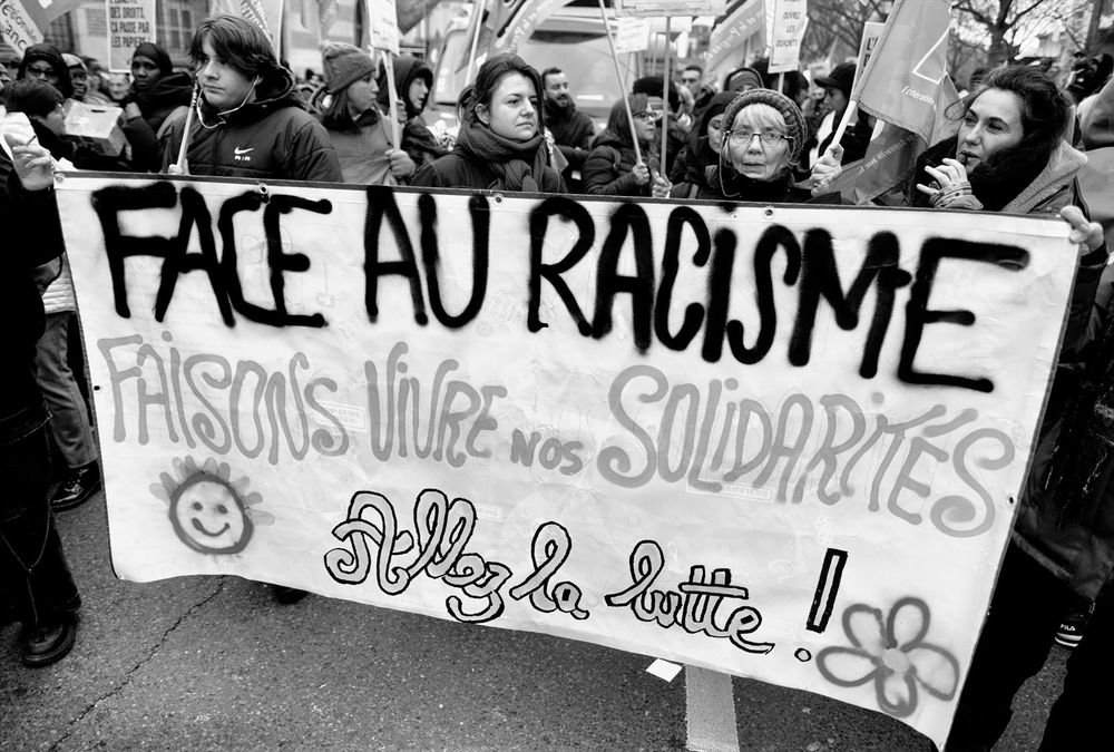 Photo de Serge D'Ignazio : face au racisme faisons vivre nos solidarités (slogan d'une banderole au sein d'une manifestation)