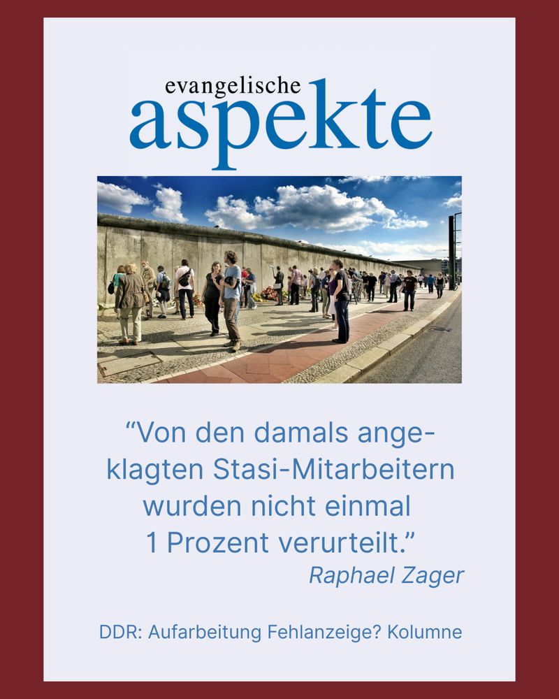 "Von den damals angeklagten Stasi-Mitarbeitern wurden nicht einmal 1 Prozent verurteilt." Zitat aus verlinktem Beitrag. Darüber ein Bild der Mauer vor blauem Himmel, Blumen wurden niedergelegt, zahlreiche Passanten stehen davor oder gehen vorüber.