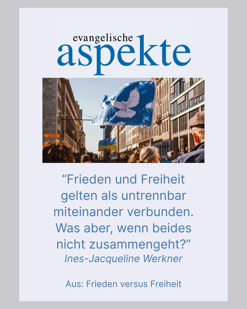 "Frieden und Freiheit gelten als untrennbar miteinander verbunden. Was aber, wenn beides nicht zusammengeht?"
Zitat aus dem verlinkten Beitrag. Darüber ein Bild von einer Friedensdemo. Man sieht eine Menschenmenge, rechts und links eine Reihe Häuser, darüber wird eine blaue Fahne mit einer weißen Taube geschwenkt.