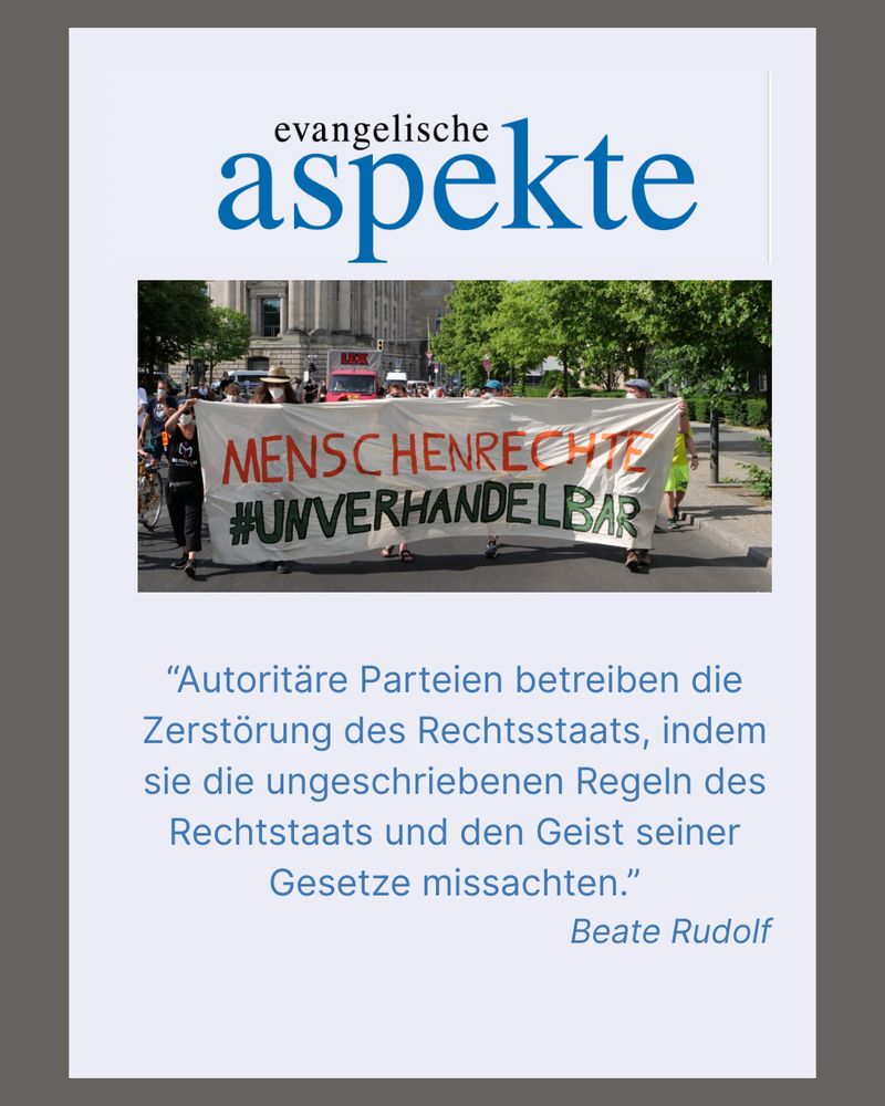 "Autoritäre Parteien betreiben die Zerstörung des Rechtsstaats, indem sie die ungeschriebenen Regeln des Rechtstaats und den Geist seiner Gesetze missachten."
Dazu das Bild einer Demo, bei der ein Banner über die ganze Straße gespannt ist, auf dem steht: Menschenrechte #unverhandelbar