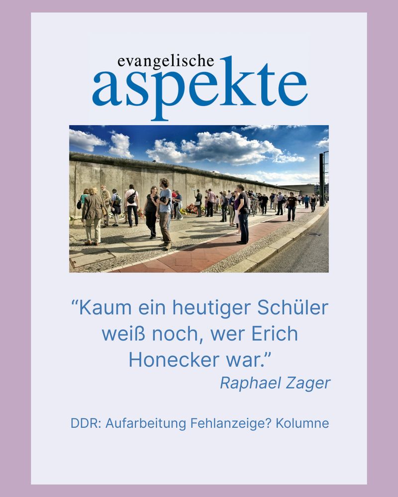 Kaum ein heutiger Schüler weiß noch, wer Erich Honecker war. Zitat aus verlinktem Beitrag. Darüber ein Foto der Mauer, an der Kränze und Blumen niedergelegt sind. Menschen bleiben stehen oder gehen vorüber.