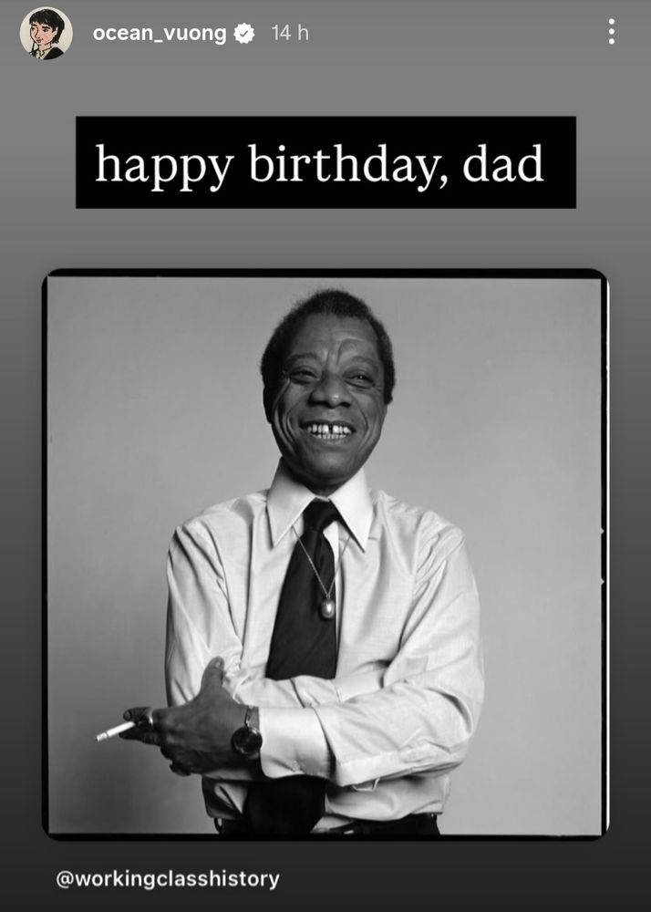 Captura de pantalla de una story de Instagram en la que Ocean Vuong felicita el cumpleaños a James Baldwin con el mensaje "happy birthday, dad"