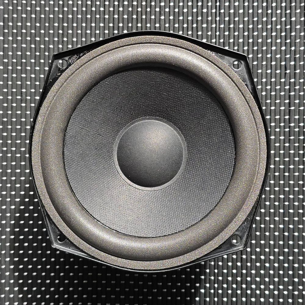 selbes Chassis mit frischer und neu verklebter Sicke repariert