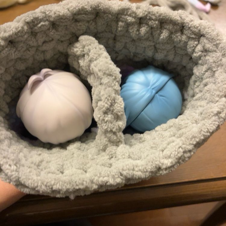 ポーチの口から覗くと真ん中に仕切りがあり、収納されているねんどろいどどーる2体の頭頂部が見える。