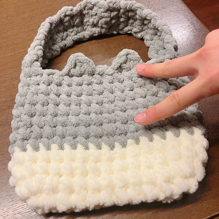 猫耳付きニットバッグと高1ちゃんのピースした手