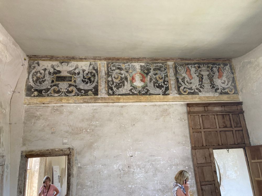 Painted decoration in the royal apartment 