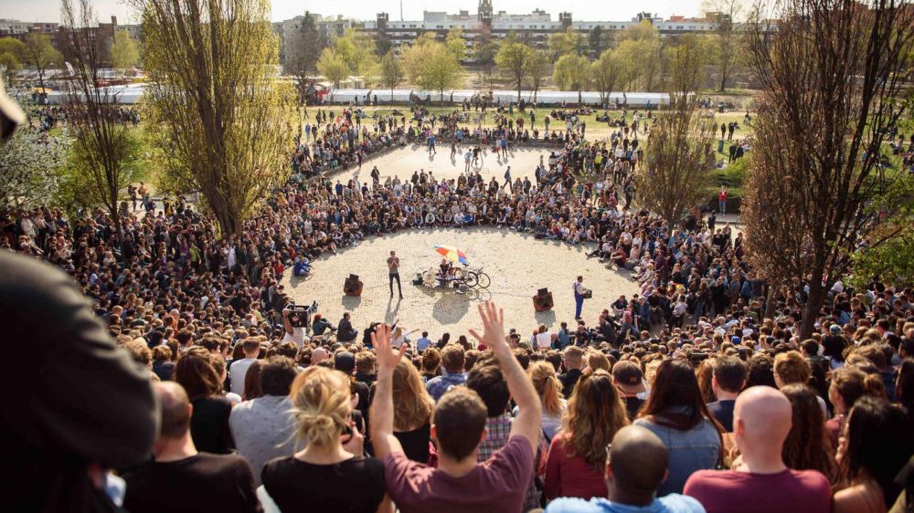 „Grüne Gentrifizierung des Mauerparks“: Scharfe Kritik an Umzugs-Plan für berühmtes Karaoke in Berlin