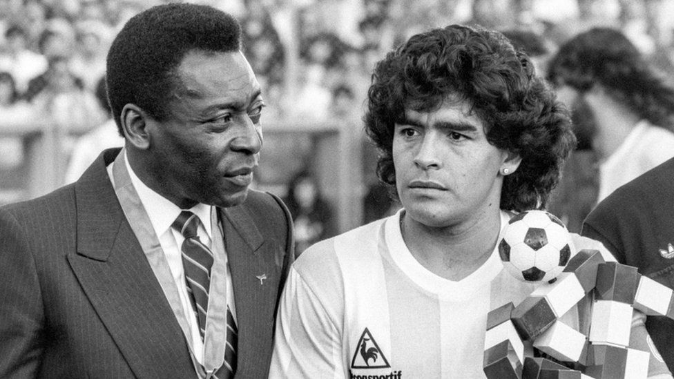 foto em preto e branco de pelé e diego maradona