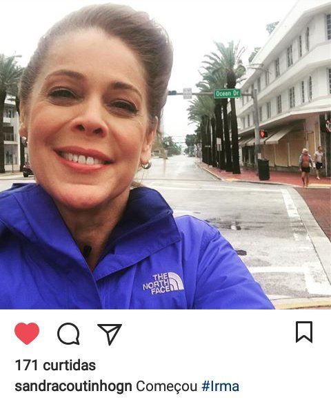 Print de uma foto do Instagram da jornalista Sandra Coutinho. Na foto ela está sorrindo e tem uma cidade estadunidense ao fundo. Na legenda está escrito "Começou #Irma", em referência a chegada de um furacão categoria 5. Ela sorrindo num anúncio de evento climático extremo acabou virando um meme.