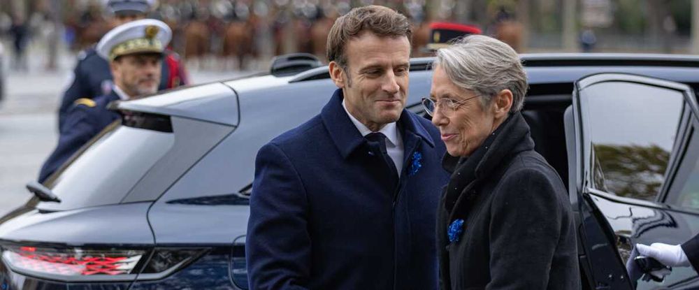 Emmanuel Macron avec Elisabeth Borne près d'une voiture porte ouverte