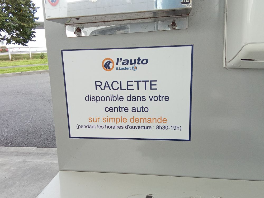 Affiche Leclerc Auto : Raclette disponible dans votre centre auto sur simple demande
