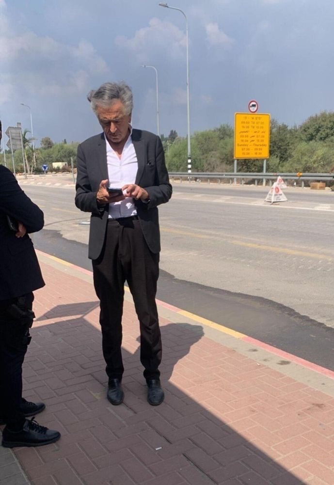 Bernard-Henri Levy qui textote en Israel.