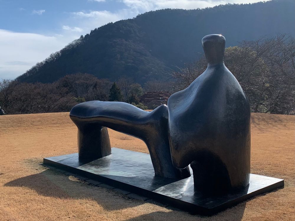 ヘンリー・ムーア「横たわる像:アーチ状の足」
山を背景に、横たわる女性に模した黒く大きな彫像