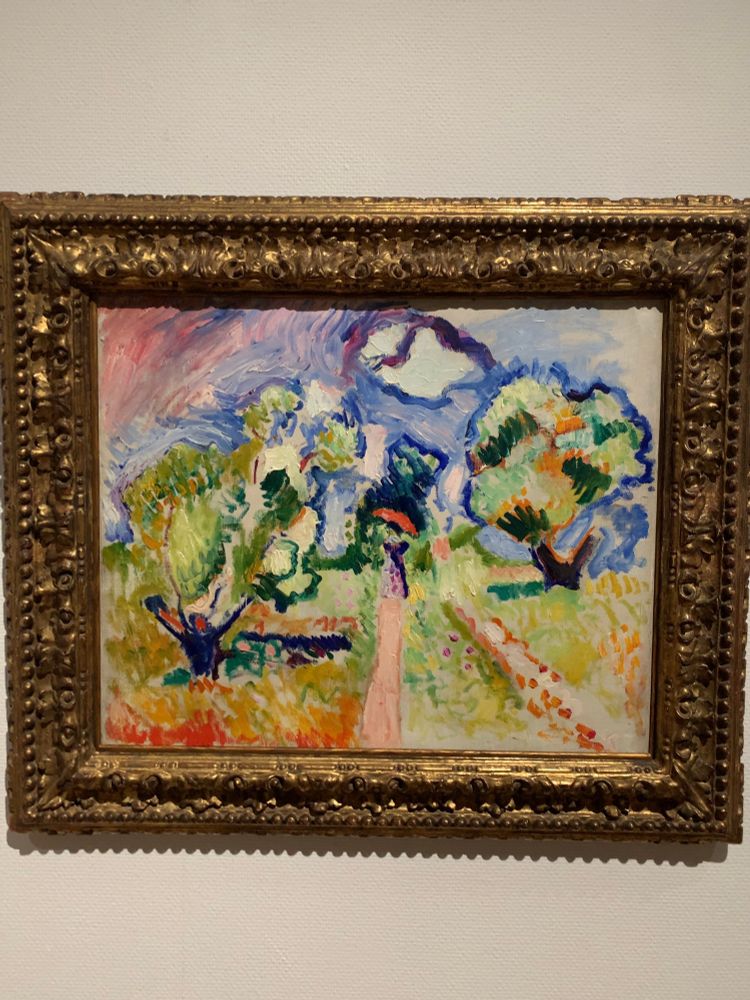 『オリーブの木のある散歩道』アンリ・マティス
鮮やかな色彩と大胆なタッチの風景画。空と木々、人物が抽象的な色面で構成されている。