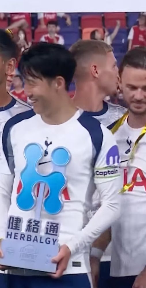 screenshot of Spurscaptain Son smilimng and holding a weird trophy with Herbalgy written on it