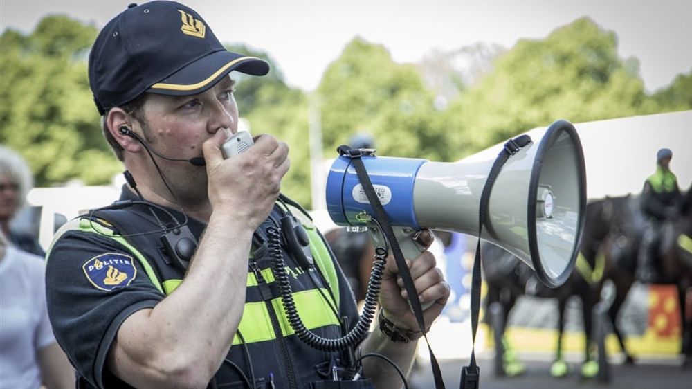 100 relschoppers slaags met politie na voetbalwedstrijd RKC - Ajax