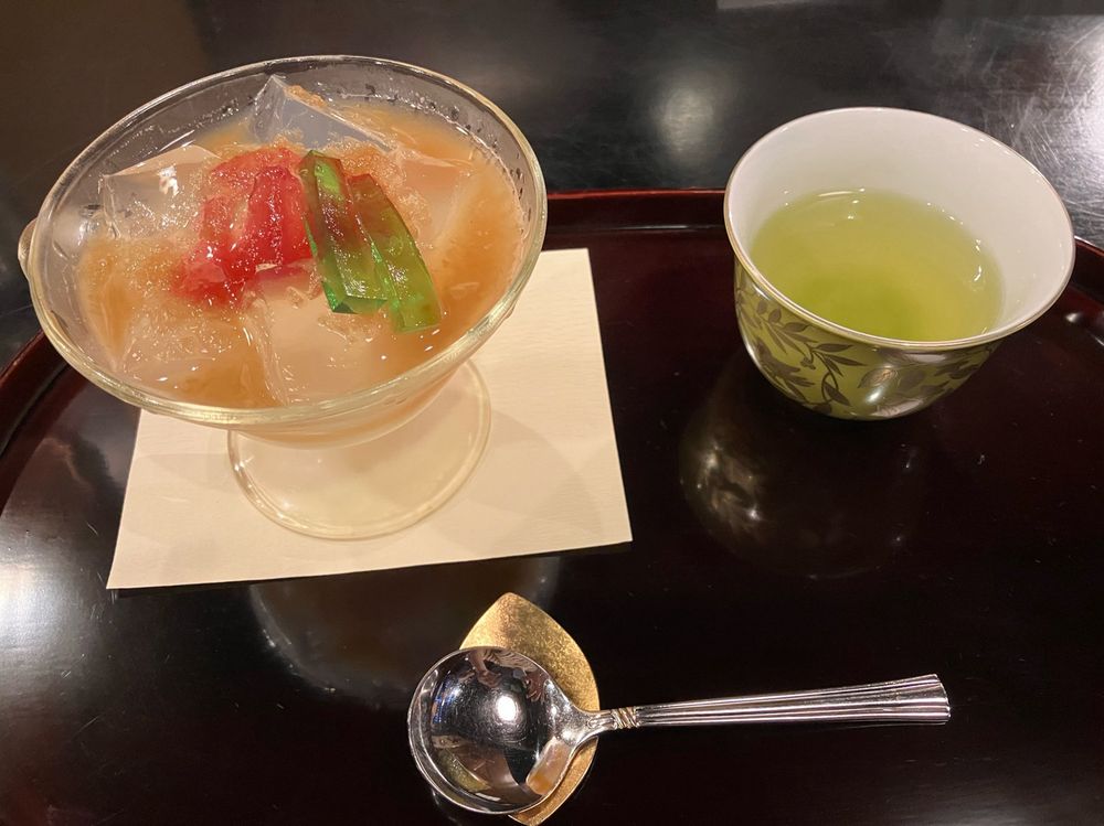 大極殿本舗の「琥珀流し」、寒天に季節替わりの蜜を合わせたお菓子で今月はりんご。