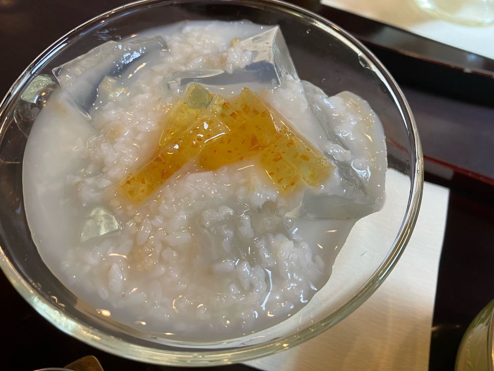 名物の琥珀流し、柔らかい寒天に甘酒のつゆに柚子のトッピング。