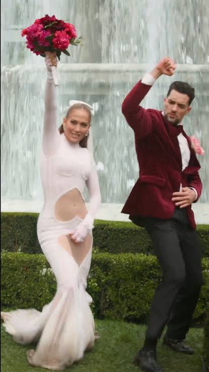 「This Is Me…Now」でJLoが着たウェディングドレス、お腹の部分と太もも部分の布地が大きなハート型にくり抜かれている