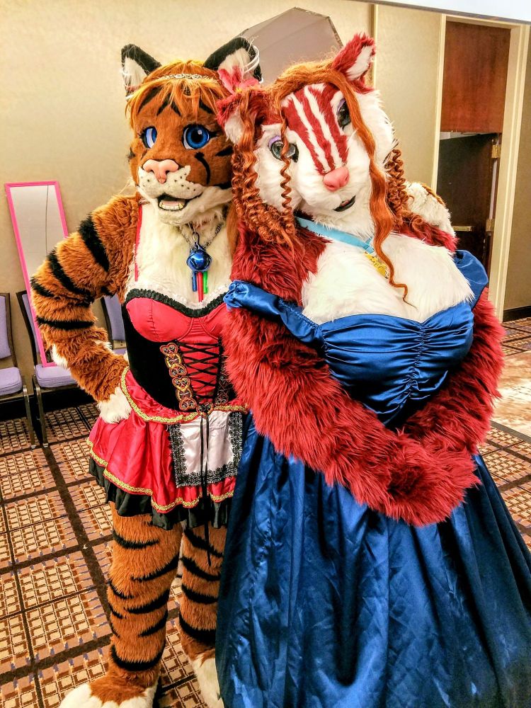 Michelle and Mieze posing together at MFF 2018