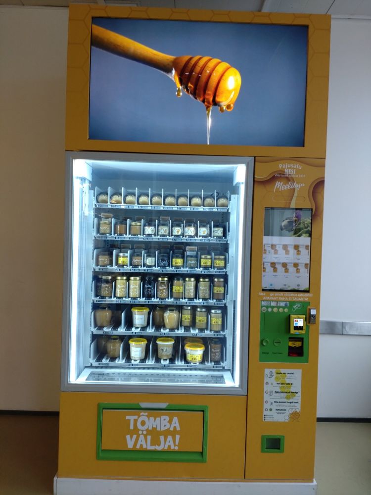 Hunaja-automaatti Tallinnan laivaterminaalissa