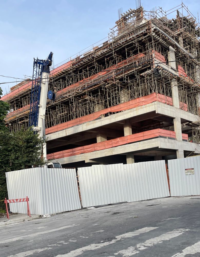 Foto de uma obra beem grande uma estrutura alta cheia de concreto e ferros