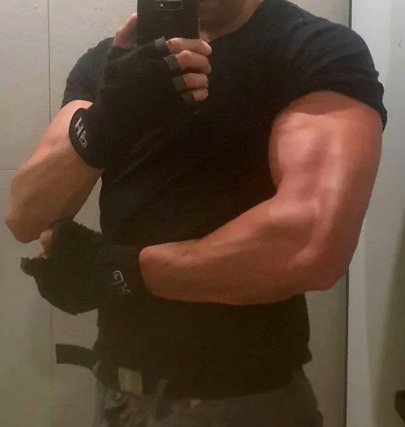 A gym selfie of yours truly, cropped to show off the developed bicep, brachioradialis and tricep after setting a new personal record for dumbbell presses with a 191cm frame, 87kg.