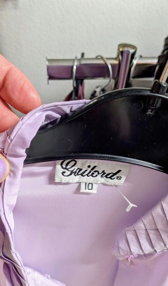 die schönste bluse von ganz wien, eine lavendelfarbene kunstseidenbluse der marke gailord in der hand von mauszfabrick 