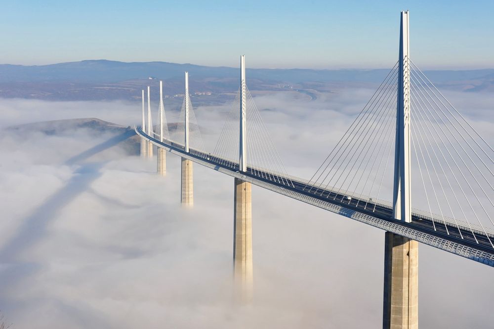 Photo du viaduc de Millau au dessus des nuages.