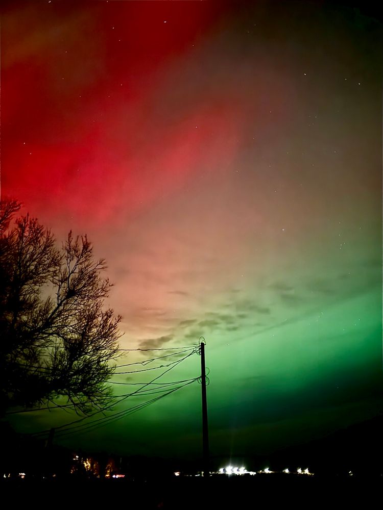 red and green Aurora 