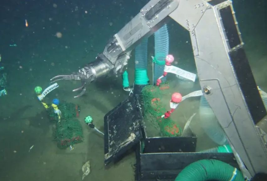 Nuevo bioplástico se descompone en aguas marinas profundas:

Investigadores japoneses han desarrollado un nuevo plástico ecológico que se descompone al 80% de su masa tras permanecer trece meses a profundidades de 855 metros bajo el agua en tiempo real.

En un experimento en aguas profundas, el poli(d-lactato-co-3-hidroxibutirato) (LAHB), sintetizado microbianamente, se biodegradó, mientras que plásticos convencionales, como un polilactido (PLA) de origen biológico representativo, persistieron.

Esta prueba en condiciones reales establece al LAHB como un plástico biodegradable más seguro, lo que respalda los esfuerzos globales para reducir los residuos plásticos marinos, según los autores ...